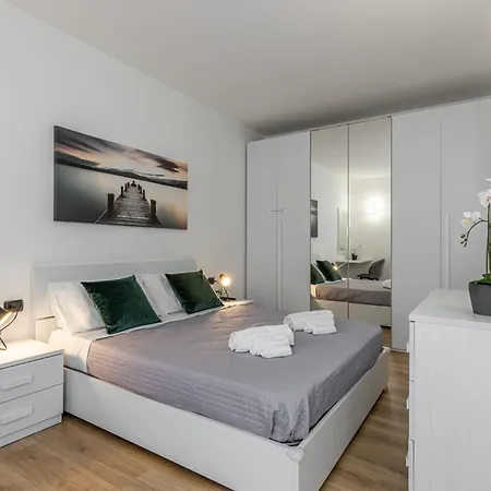 - Luxury E Centro A 3' Design & Netflix Apartment *
