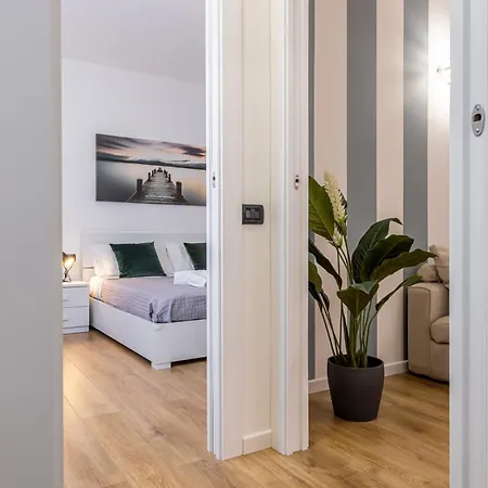- Luxury E Centro A 3' Design & Netflix Apartment Lecco